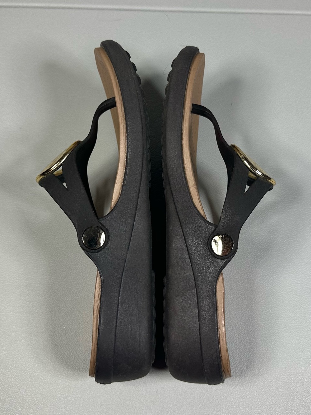 CROCS Sanrah Circle Hammered Metal Wedge Flip Sandals - Picture 5 of 9